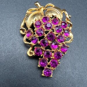 Vintage Grape Cluster Brooch Gold Tone Purple Rhinestone Leaf Motif Costume‎ Pin